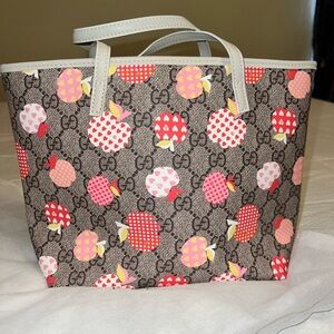 Cute apple 🍎 🍏med tote bag.